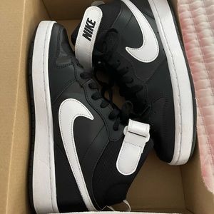 Youth basketball shoes